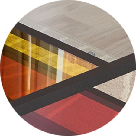 Az üvegből készült asztallap még szemet gyönyörködtetőbbé teszi a dohányzóasztalt.